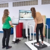 Trening równowagi na platformie stabilometrycznej ALFA z terapeutą.