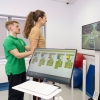 Gamma – platforma dynamograficzna, pacjentka w trakcie ćwiczeń równowagi pod kontrolą terapeuty.