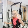 G-EOs – system do reedukacji chodu, dziecko w uprzęży podczas ćwiczeń rehabilitacyjnych.