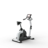 Kardiomed 700 Basic Cycle – ergometr treningowy w pozycji pionowej z wyświetlaczem dotykowym.