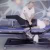 Ćwiczenia trakcyjne pacjenta na stole Platinium pod nadzorem terapeuty.