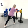 SMARTfit Neuro Rehab Kit – senior wykonuje ćwiczenia reakcji i równowagi z piłką lekarską.
