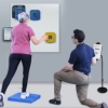 SMARTfit Strike Pods – trening równowagi i koordynacji u osoby starszej pod okiem terapeuty.
