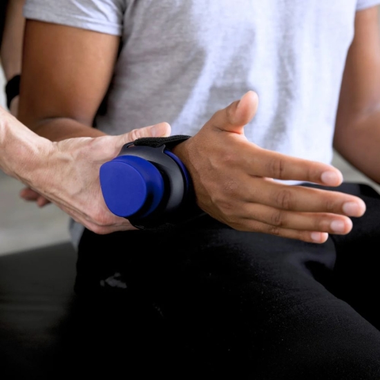 Badanie siły chwytu ręki za pomocą urządzenia ActivForce2 na przedramieniu pacjenta.