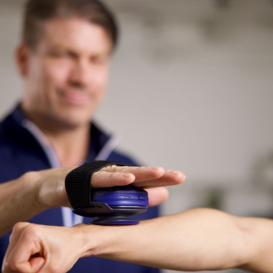 Pomiar oporu mięśni ramienia z użyciem urządzenia ActivForce2 w rehabilitacji.