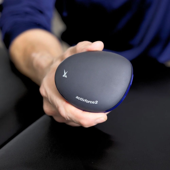 Urządzenie ActivForce2 trzymane w dłoni – mobilny dynamometr i inklinometr.