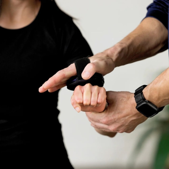 Ćwiczenie z ActivForce2 – pomiar siły mięśni dłoni i przedramienia pacjenta.