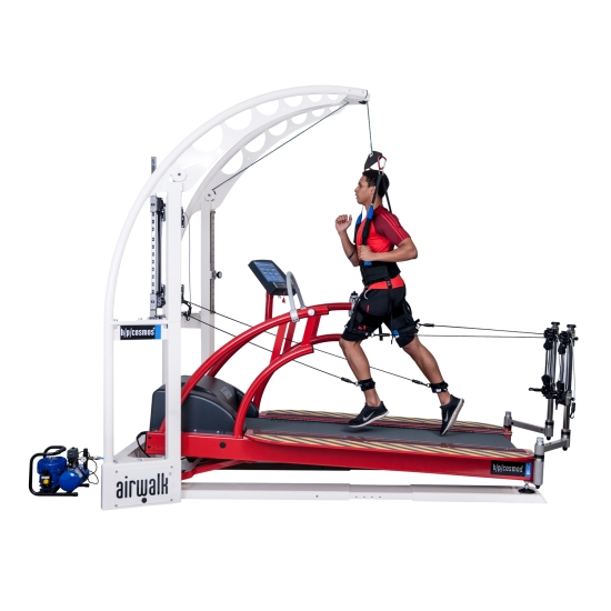 Pacjent biegnący na bieżni z wykorzystaniem systemu Airwalk do odciążenia ciała.