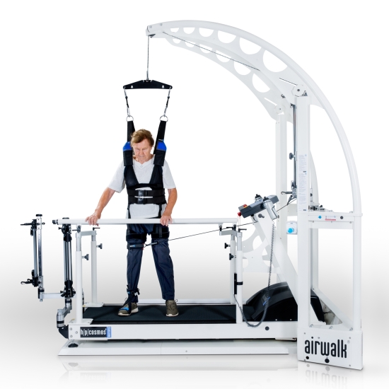 Trening chodu z modułem odciążenia Airwalk – pacjent w uprzęży zabezpieczającej.