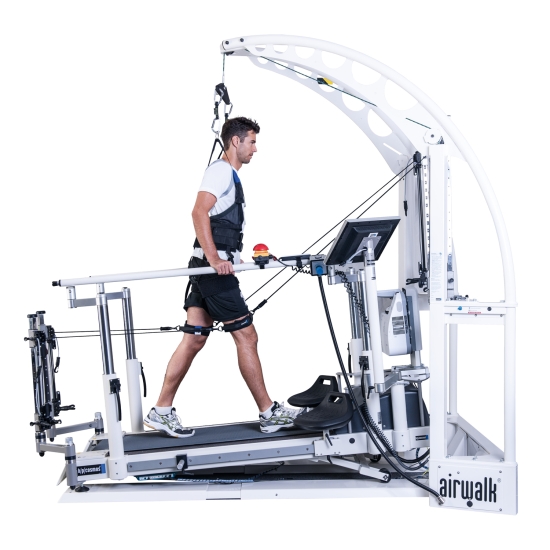 Airwalk – rehabilitacja chodu z odciążeniem na bieżni, pacjent w trakcie ćwiczeń.