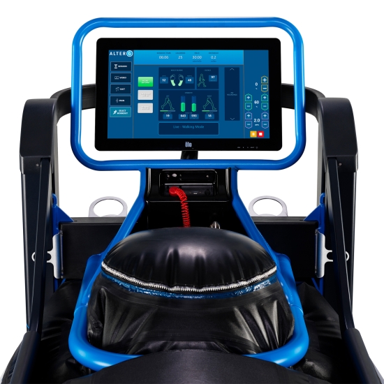 Panel sterowania bieżni antygrawitacyjnej AlterG z ekranem dotykowym i opcjami treningu.