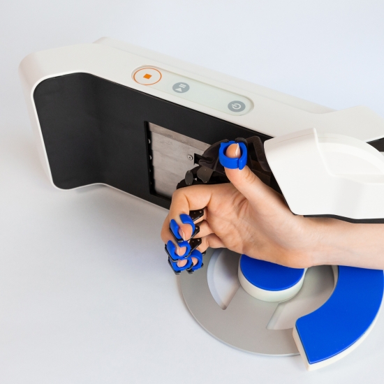 Terapia ręki z użyciem urządzenia AnyHand – widok dłoni w aparacie rehabilitacyjnym.