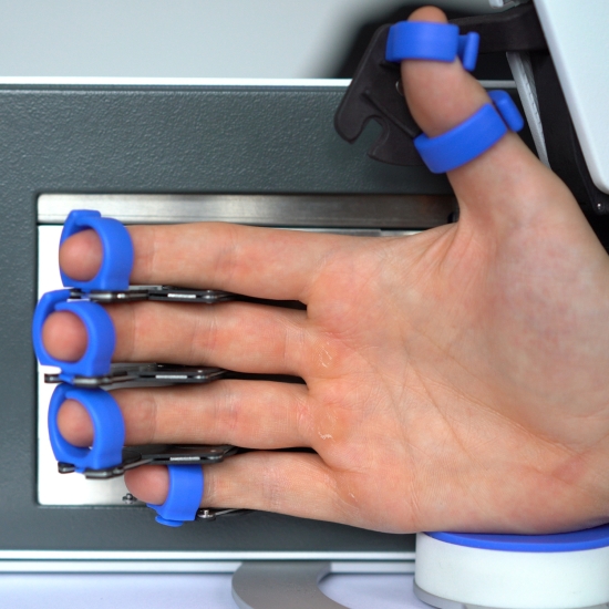 Zbliżenie na palce w systemie AnyHand – indywidualne prowadzenie ruchu każdego palca.