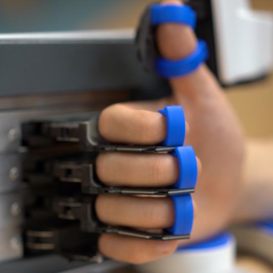 AnyHand – rehabilitacja dłoni z wykorzystaniem modułu do ćwiczeń palców.