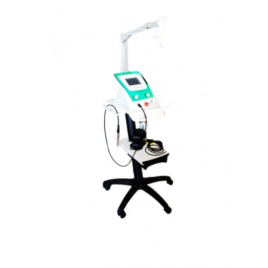 Aparat do laseroterapii EVO Laser Easy 8W z aplikatorem skanującym – widok na statywie mobilnym.