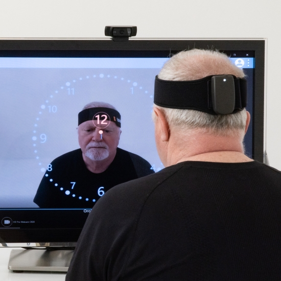 Baiobit – terapia funkcji motorycznych z biofeedbackiem, trening równowagi z opaską na głowie.