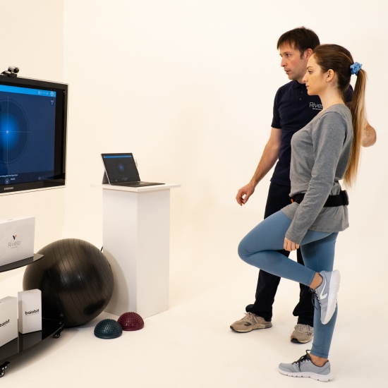 Baiobit – urządzenie do oceny i terapii ruchu, sesja treningowa z fizjoterapeutą i wizualnym biofeedbackiem.