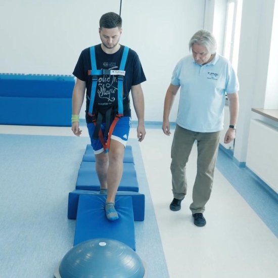 Balancer System – trening chodu i równowagi z użyciem toru przeszkód i asekuracji.