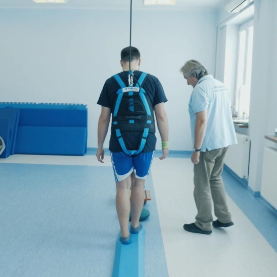 Balancer System – nauka chodu po linii z asekuracją terapeuty.