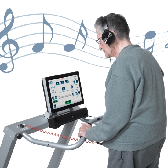 Biodex Gait Trainer 3 – pacjent w trakcie treningu chodu z wykorzystaniem bieżni rehabilitacyjnej.