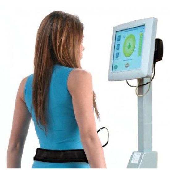 Biodex VibroTactile System – użytkownik z pasem czujników podczas treningu równowagi przy ekranie.