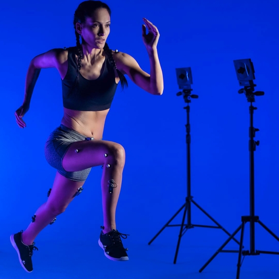 BTS SMART – system do analizy ruchu, sportowiec w trakcie testu z markerami i kamerami.