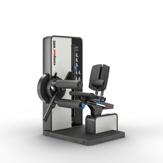 Compass 600 – maszyna do ćwiczeń nóg Leg Extension/Curl, widok z przodu.