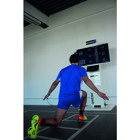 Trening koordynacji i szybkości na mobilnej podłodze interaktywnej Speedzone z ekranem dotykowym.