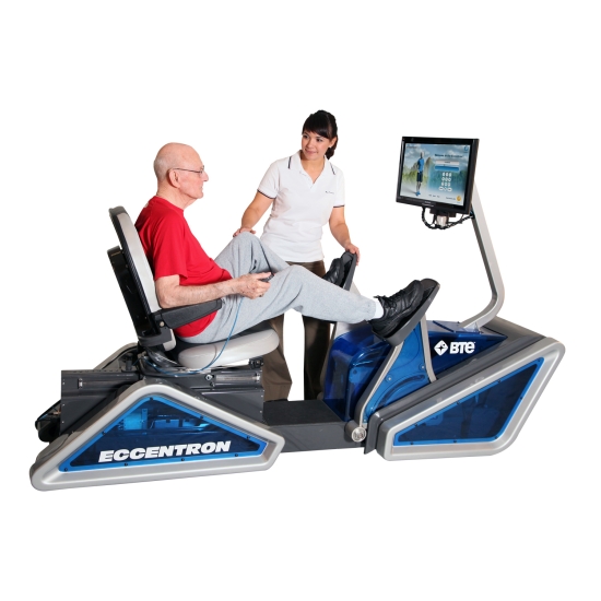 Eccentron – system do oceny i treningu ekscentrycznego, pacjent ćwiczący pod okiem terapeuty.