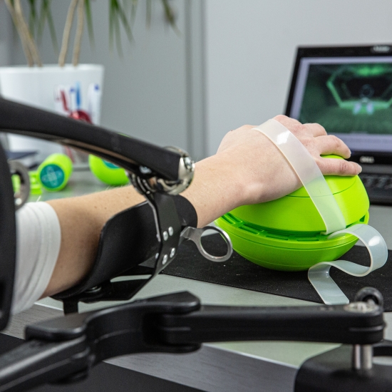 Edero – aparat rehabilitacyjny, odciążenie ręki podczas ćwiczeń z wykorzystaniem gier komputerowych.