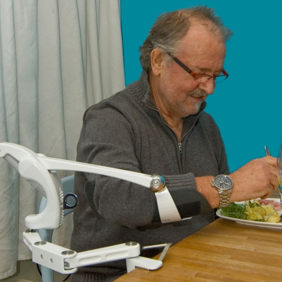 Edero – odciążenie ręki w codziennych czynnościach, pacjent korzystający podczas posiłku.