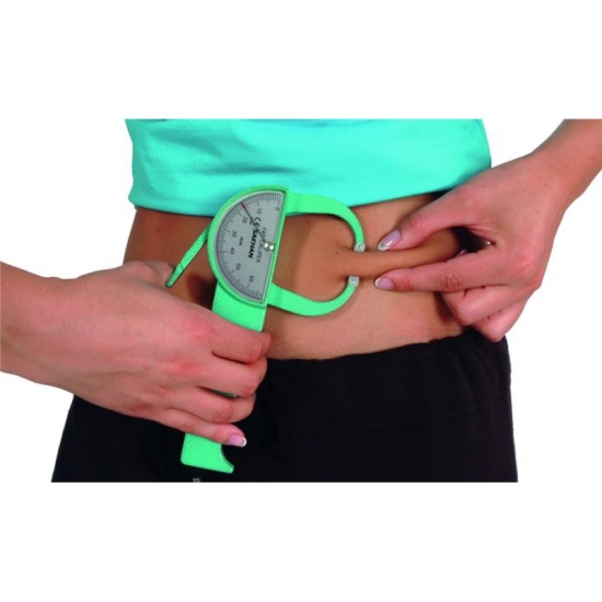 Fałdomierz metalowy SAEHAN – pomiar grubości fałdu skórnego na brzuchu.