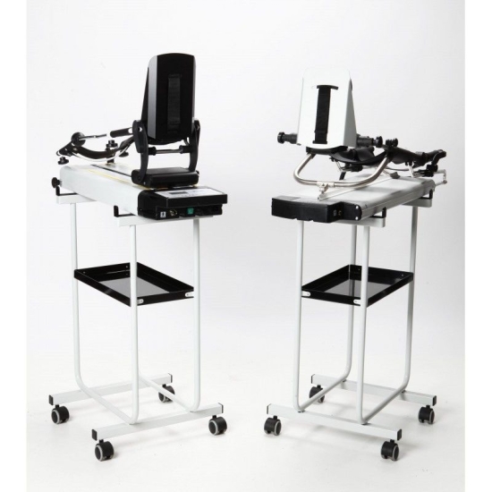 Fisiotek 3000GS – szyna CPM kończyny dolnej, prezentacja urządzenia na stojakach.