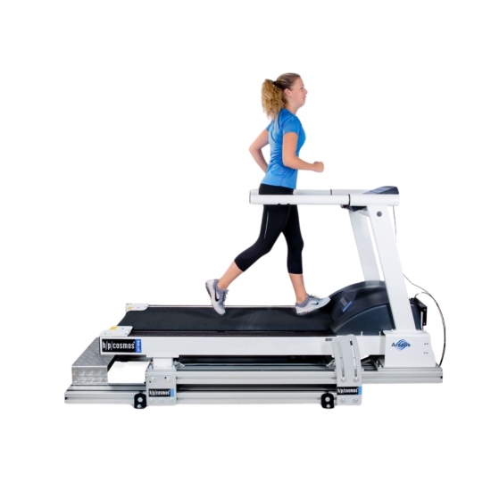 Gaitway 3D – bieżnia do analizy chodu, pacjentka podczas biegu.