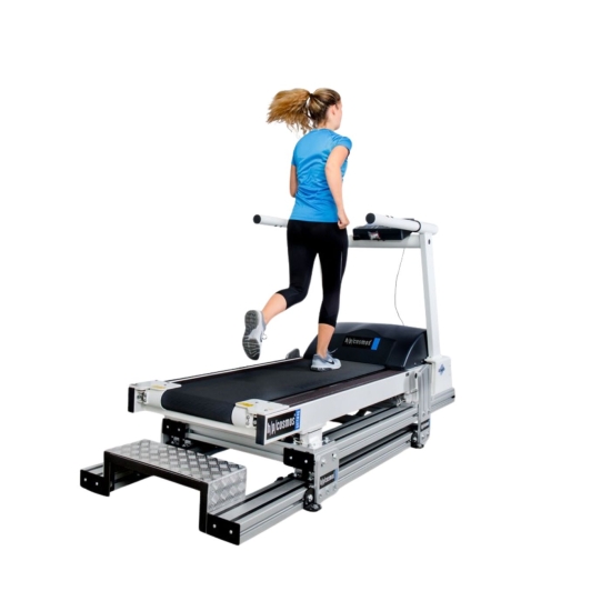 Gaitway 3D – bieżnia treningowa, widok pacjentki biegnącej od tyłu.