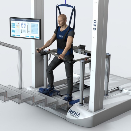 G-EOs – system do reedukacji chodu, widok pacjenta w trakcie terapii z wizualizacją ruchu.