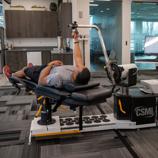 HUMAC NORM – test kończyny górnej w pozycji leżącej z rejestracją wyników na komputerze.