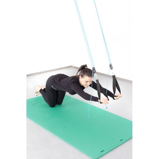Levitas 2 – terapia w podwieszeniu, pacjentka ćwicząca na macie z wykorzystaniem pasów.