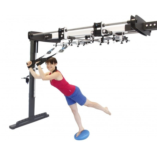 Levitas 3 – ćwiczenie z wykorzystaniem urządzenia do terapii w podwieszeniu, pacjent w pozycji stojącej.