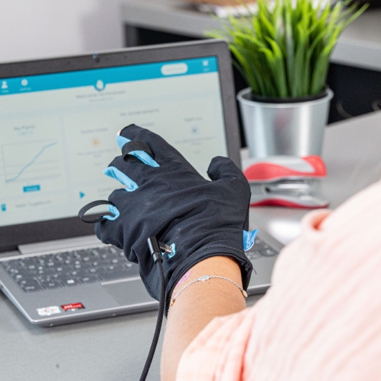 Rękawica Cynteract – rehabilitacja dłoni z biofeedbackiem, trening przy użyciu komputera.