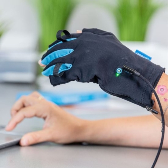Rękawica Cynteract – trening dłoni z biofeedbackiem, widoczna dioda sygnalizacyjna LED.