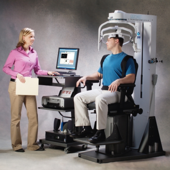 MCU – system do oceny i treningu szyi, pacjent podczas ćwiczeń z terapeutą.