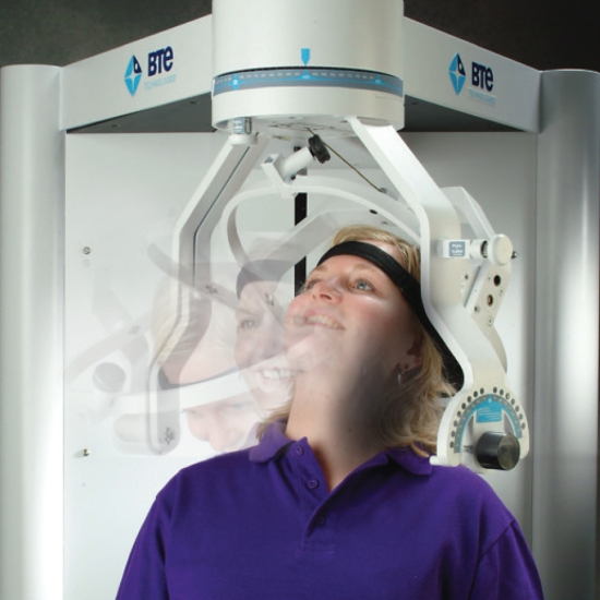 MCU – system do rehabilitacji szyi, ćwiczenia w odchyleniu głowy do tyłu.