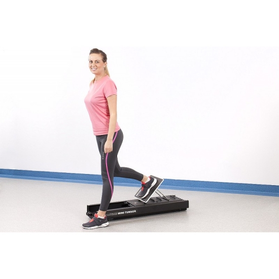 Mini Tensor – rehabilitacja kończyny dolnej, trening oporowy w pozycji stojącej.