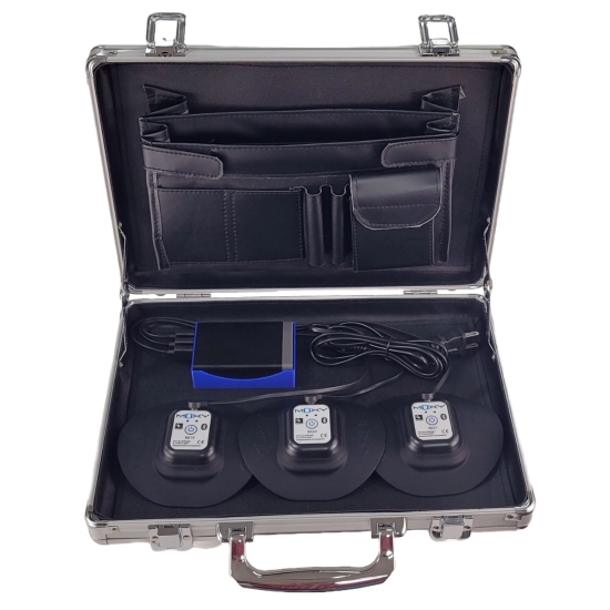 Moxy Monitor – urządzenie w etui transportowym z akcesoriami.