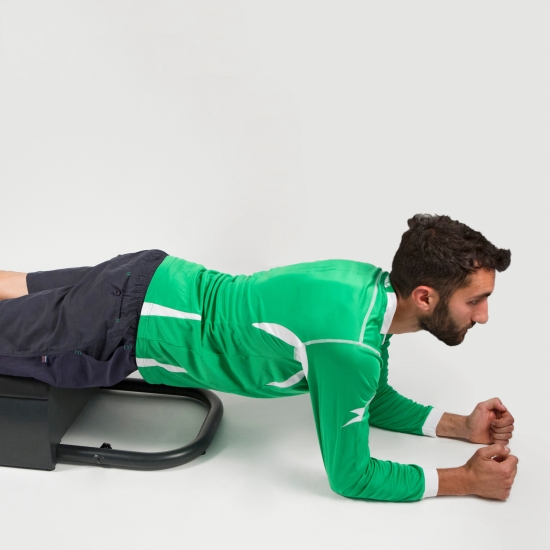 Ćwiczenie w podporze przodem na urządzeniu N3 do pomiaru siły ekscentrycznej.