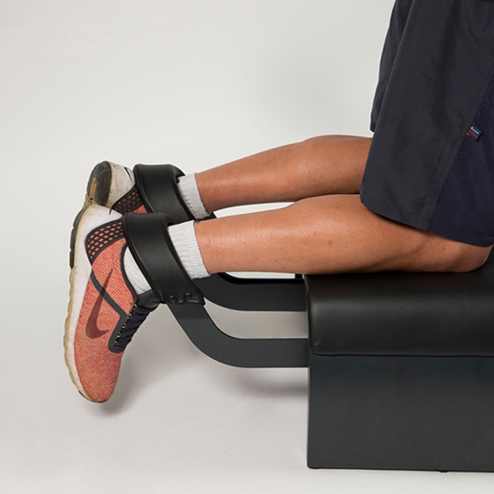 Uchwyt na nogi użytkownika podczas treningu siły ekscentrycznej na urządzeniu N3.