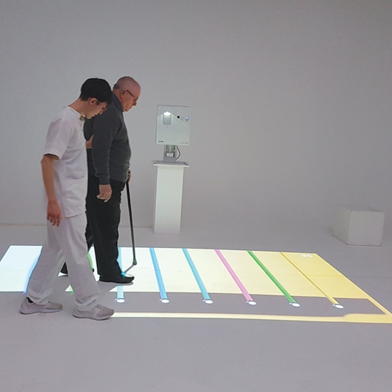 Trening rehabilitacyjny z projekcją świetlną Nirvana – pacjent prowadzony przez terapeutę.