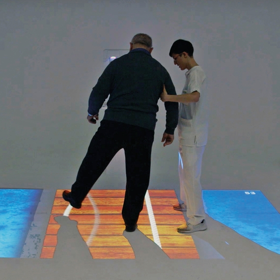 Ćwiczenia równowagi i koordynacji z wykorzystaniem projekcji podłogowej Nirvana.