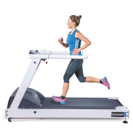 Ćwiczenia biegowe pacjenta na bieżni Pluto w trakcie rehabilitacji.